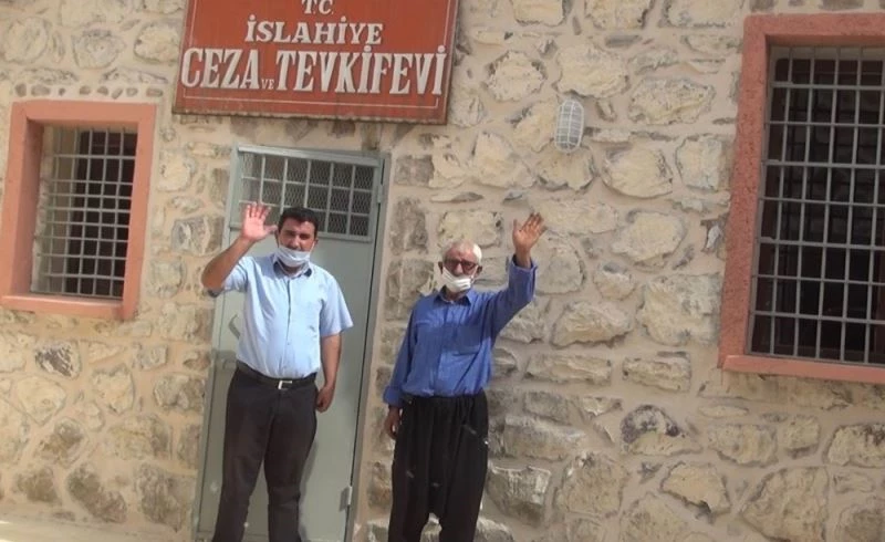 Yıllar önce yattıkları hapishaneye ziyaretçi olarak geldiler
