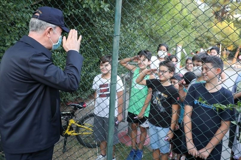 Çocuklardan Bakan Akar’a asker selamı
