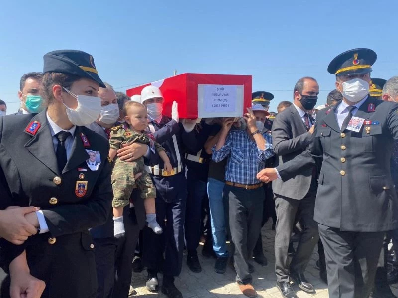 Küçük yarbay Sabri Mete şehit babasını asker amcalarıyla böyle uğurladı
