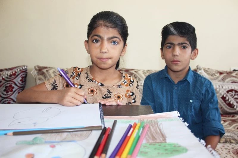 Renkli gözlere sahip Nurcan, hayalleri için çiziyor
