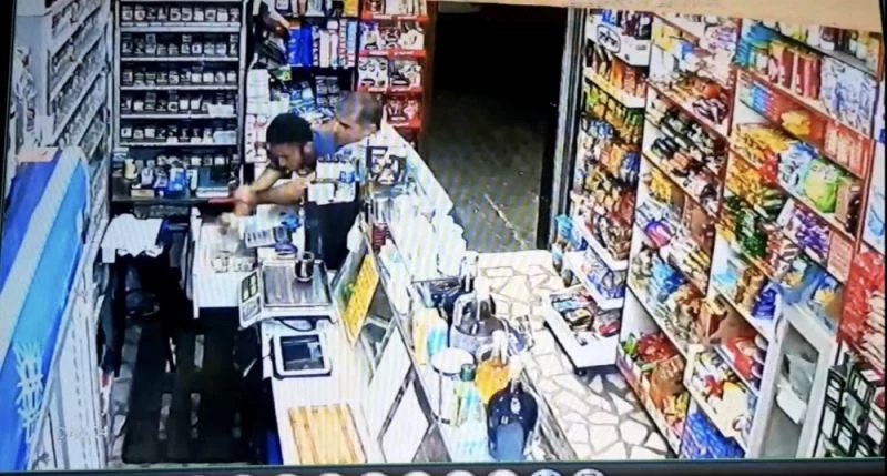(Özel) İstanbul’da marketi soyan gaspçıya meydan dayağı kamerada
