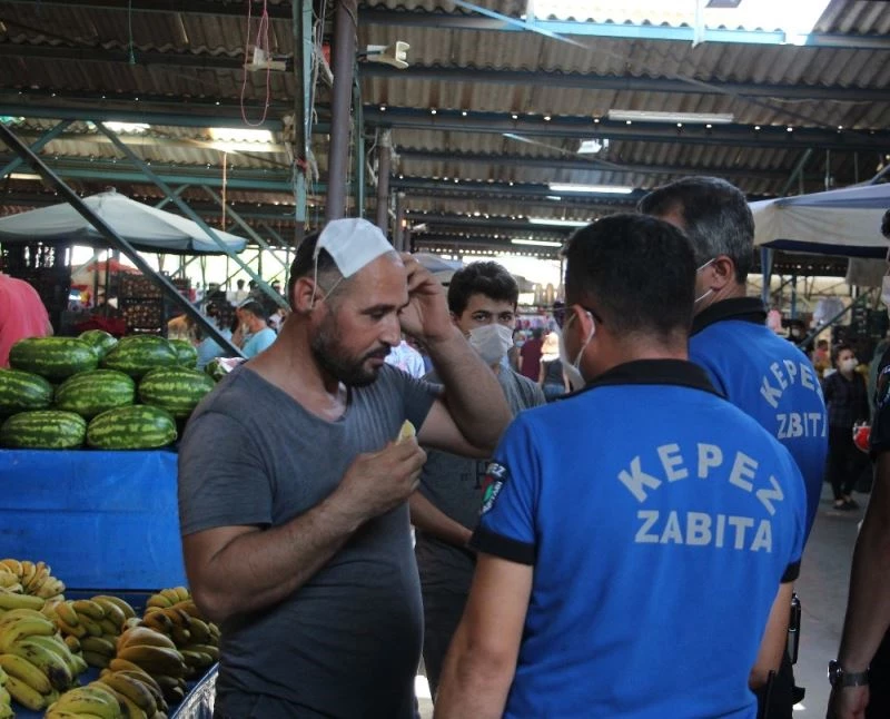 Maskeyi başına bone yaptı, zabıta uyarınca 