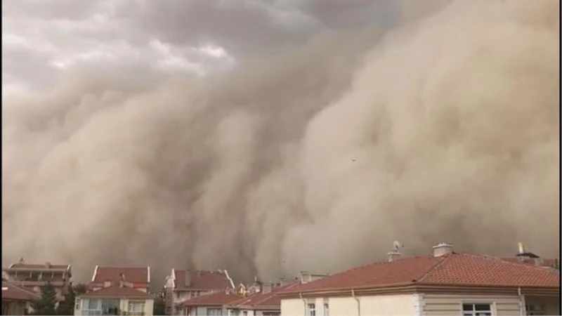 Ankara’nın Polatlı ilçesindeki toz fırtınası ilçeyi karanlığa bürüdü
