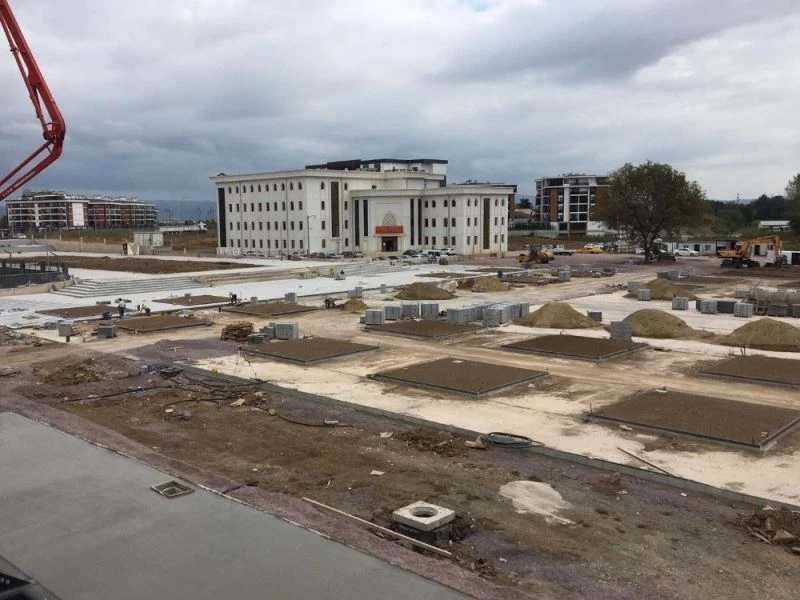 Kartepe’ye yakışacak meydan çalışması sürüyor
