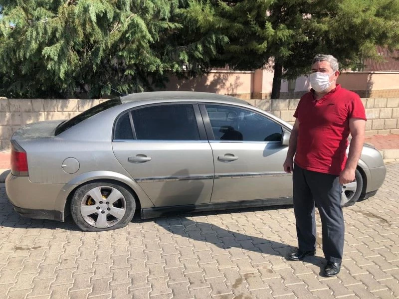 Sabah uyanıp otomobilin yanına gelen aile neye uğradığını şaşırdı
