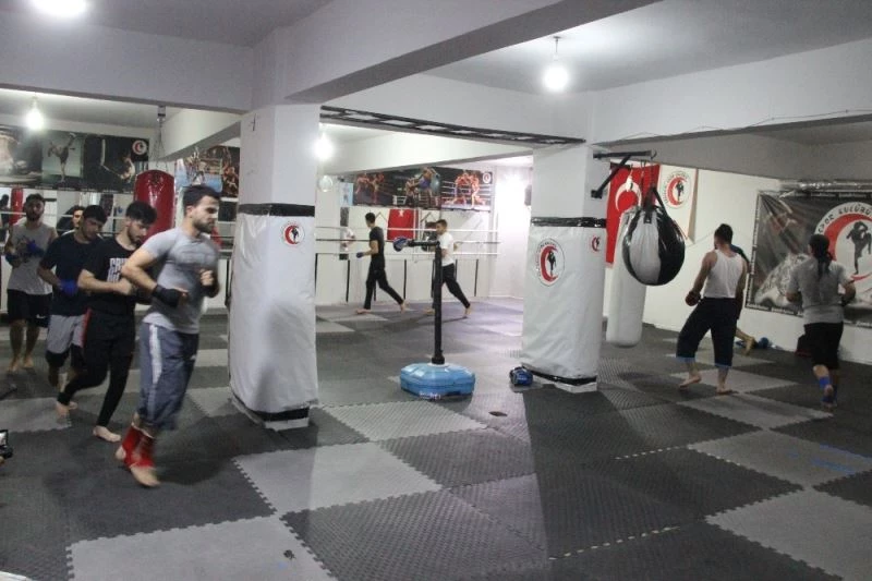 Kick boksçular, dan sınavlarına hazırlanıyor
