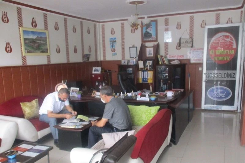Bağlar Belediyesi kolaylık sağladı, oto galeri esnafı ruhsat sahibi oldu
