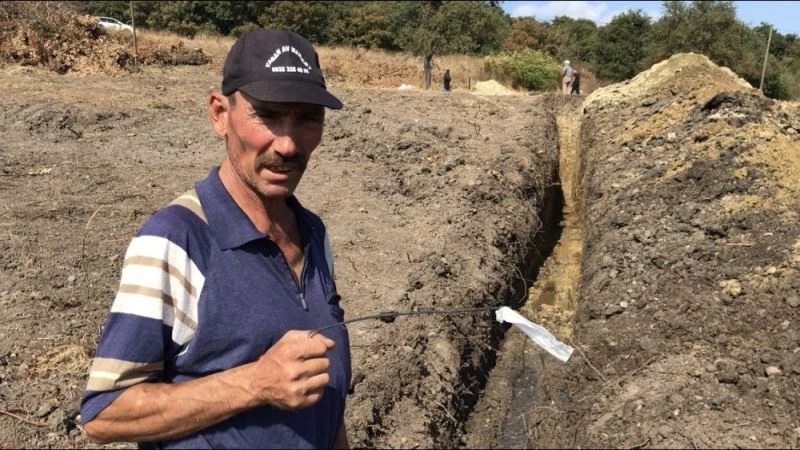 Bakır çubukla su kaynaklarını buluyor
