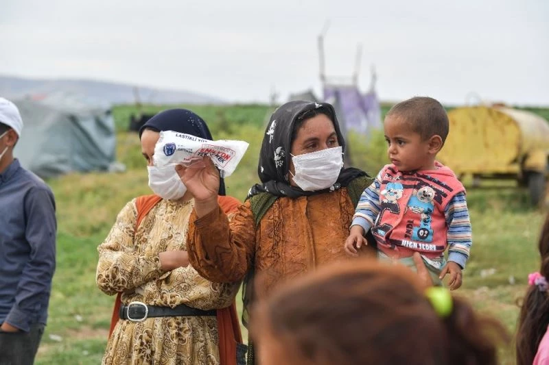 Büyükşehir mevsimlik işçilere hijyen paketi dağıtmaya devam ediyor
