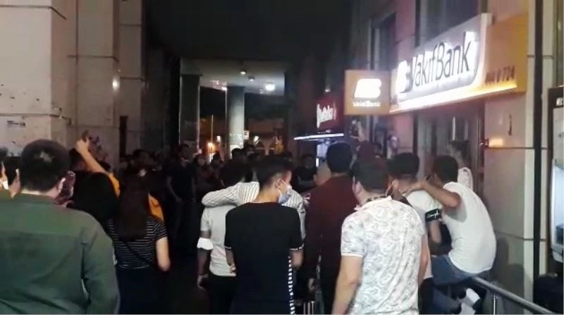 (Özel) Sokak sanatçılarını dinlemek için toplanıp sosyal mesafe ve maskeyi unuttular
