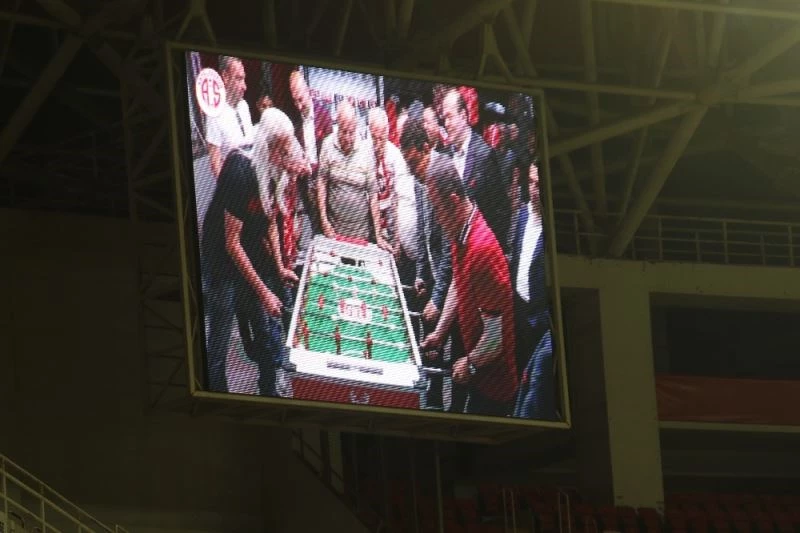 Antalyaspor, galibiyeti Başkan Böçek ve Taşgın’a armağan etti
