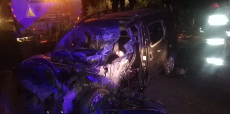 Sulama yapan tankere çarpan aracın sürücüsü hayatını kaybetti
