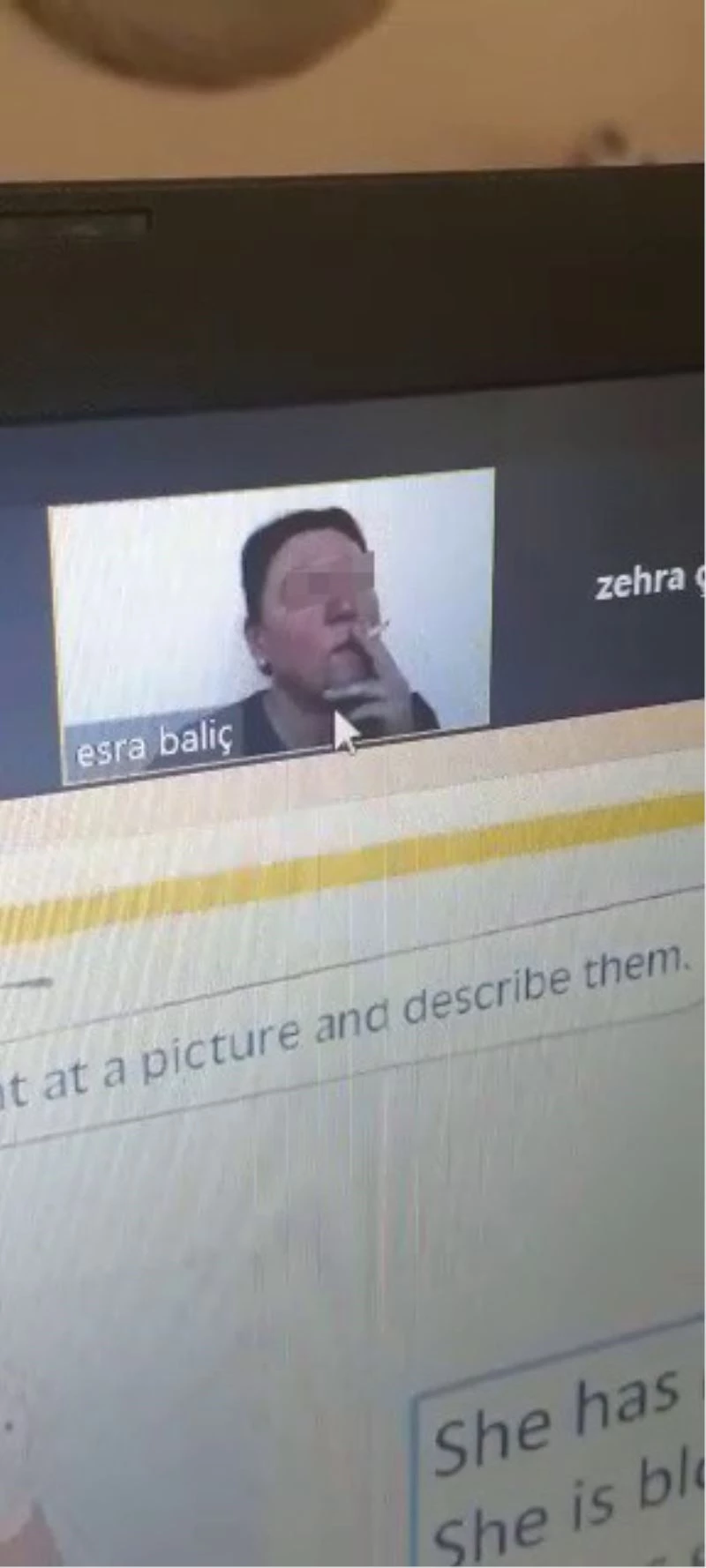 Öğrencilerine canlı yayında ders verirken sigara içen öğretmene idari soruşturma
