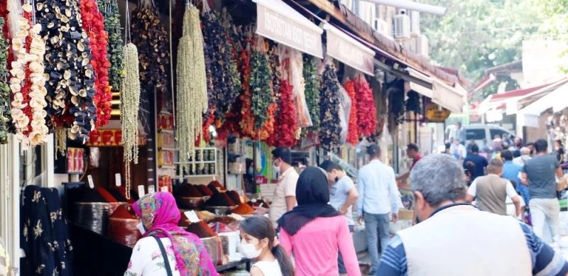 Rengarenk ’Urfa kurutmalıkları’ tezgahları süslüyor
