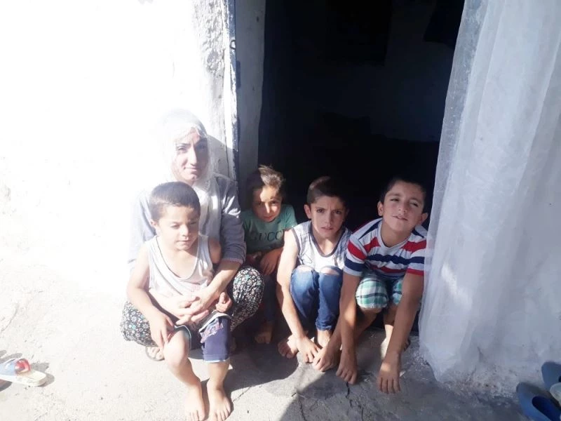 Penceresi ve kapısı kırık evde yaşam mücadelesi veriyorlar
