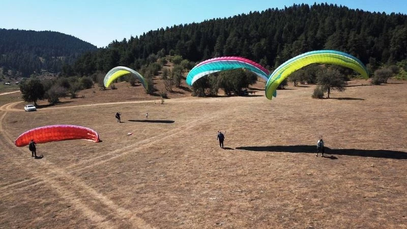 Abant Tabiat Parkı üzerinde paraşütle uçtular
