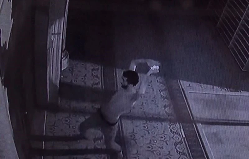 Şizofren hastası adam camiyi darmadağın etti
