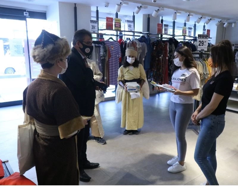 Ahiler, heybeleri ile esnafları gezerek kolonya ve maske dağıttı
