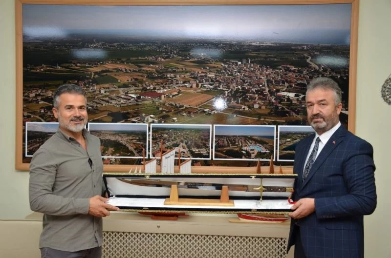 Başkan Topaloğlu’ndan Suat Kılıç’a Osmanlı kılıcı
