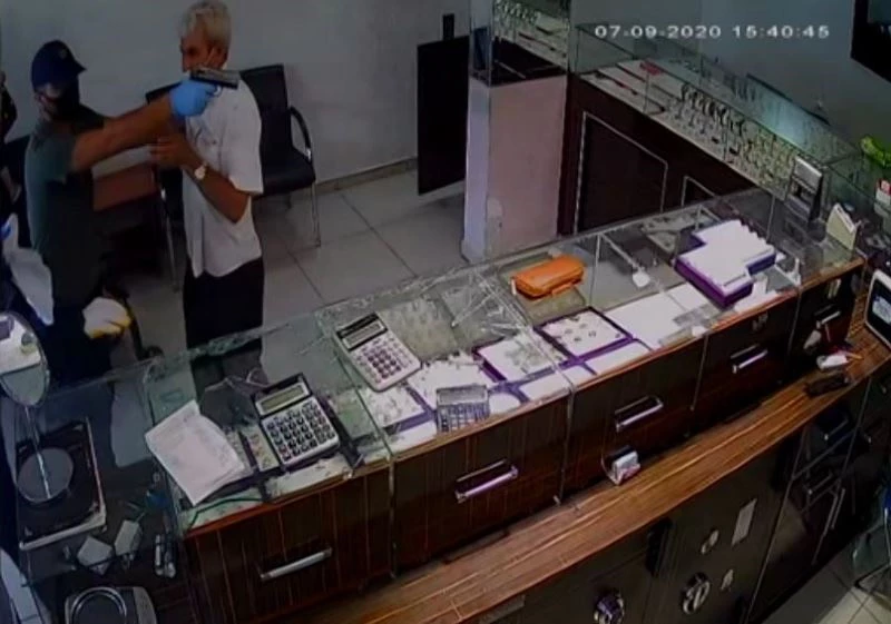 Kuyumcuyu soyarken tabanca kullanan zanlı da yakalandı
