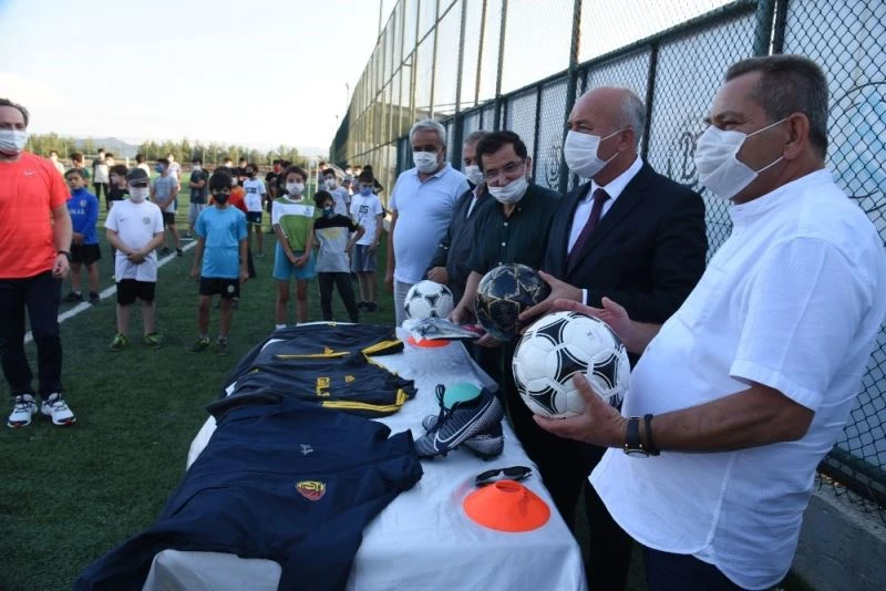 İlkay Gündoğan’dan Dursunbey Belediyespor altyapısına destek
