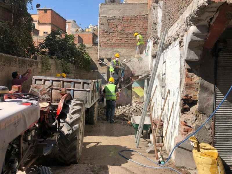 Bağlar’da harabe ve kaçak yapıların yıkımı sürüyor
