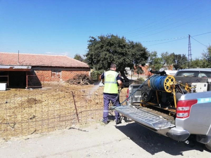 Hayvan çiftlikleri ilaçlanıyor
