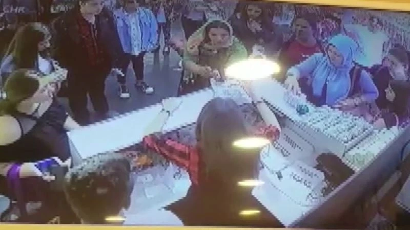 (Özel) Maltepe’de kasiyerin dikkati, sahte para vermek isteyen kadını yakalattı
