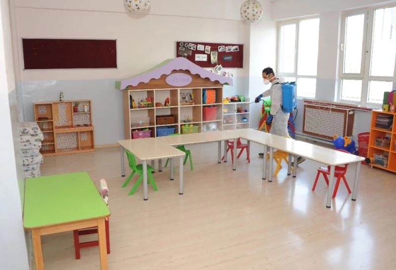 Balçova’da ilk zil öncesi okullar dezenfekte edildi
