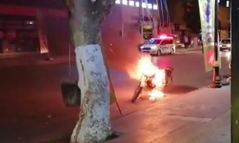 Polislere kızıp motosikletini ateşe verdi
