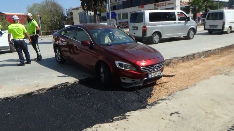 Hiç bir önlem alınmadan yapılan çalışmada, çukura araba düştü
