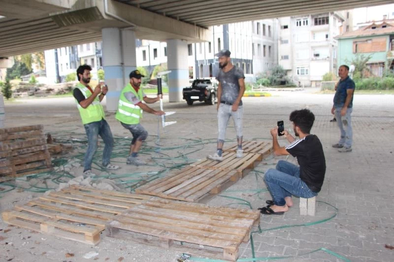 İnşaat işçileri defile yaparsa...
