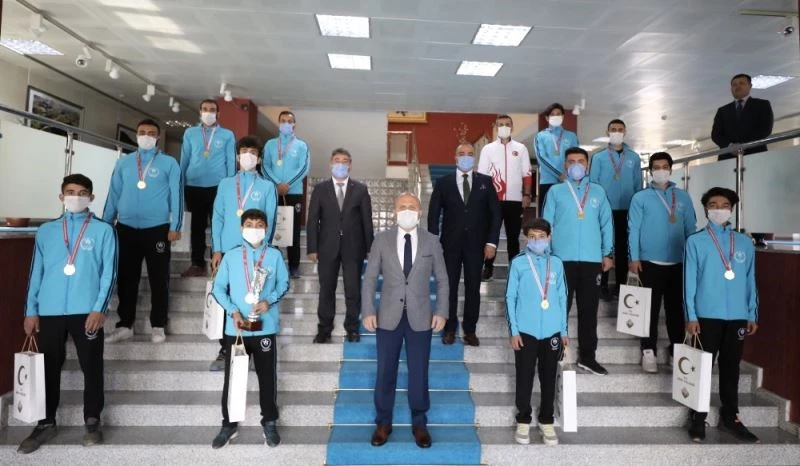 Vali Varol, şampiyon Tenisçileri makamında kabul etti
