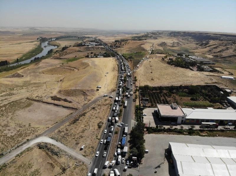 Şoförün uykuya daldığı tuz yüklü tır yan yattı, trafiğe kapanan yolda kilometrelerce araç kuyruğu oluştu

