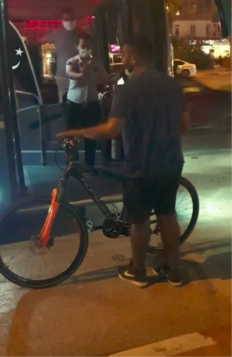 Halk otobüsü şoförünün ikazlarını dinlemeyen gence, kadın güvenlik görevlisinin tek sözü yetti
