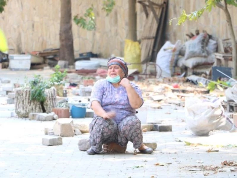 Kadınlar ekmek teknelerinin kaldırılışını gözyaşlarıyla izlediler
