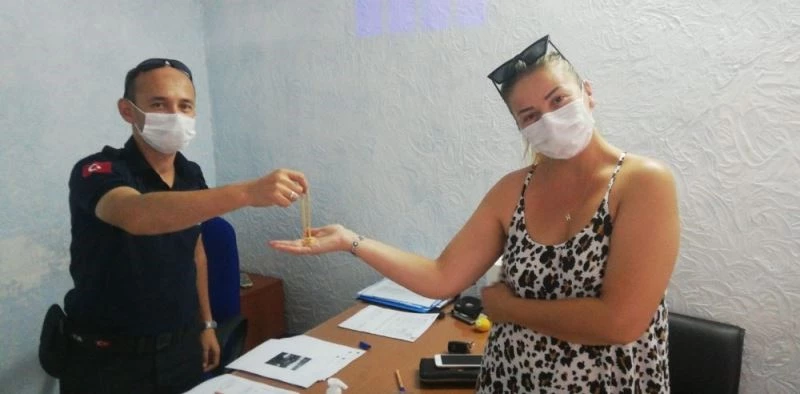 Zabıta ekipleri, buldukları altın kolyeyi sahibine ulaştırdı
