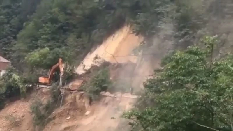 Tirebolu-Doğankent karayolunda heyelan
