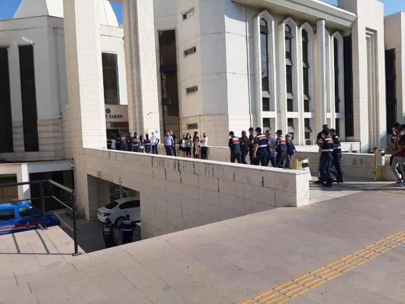 Yaşlı kadını dolandırıp paraları lüks rezidansta harcarken JASAT’a yakalandılar
