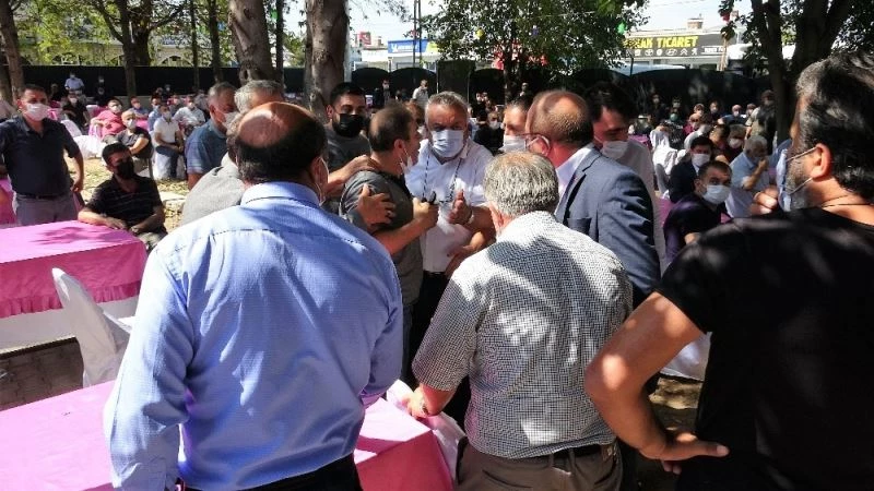 Kongrede gerginlik sosyal mesafeyi unutturdu
