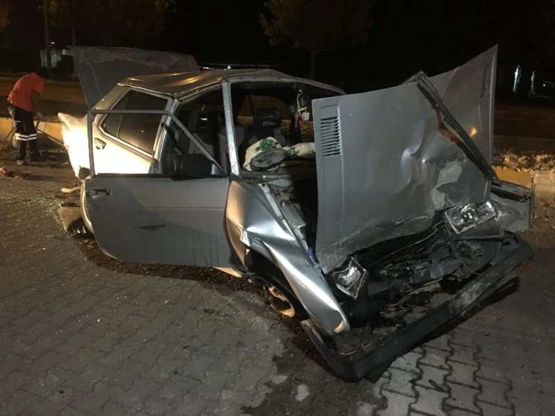 Refüjden aşan otomobilin sürücüsü araçtan fırladı
