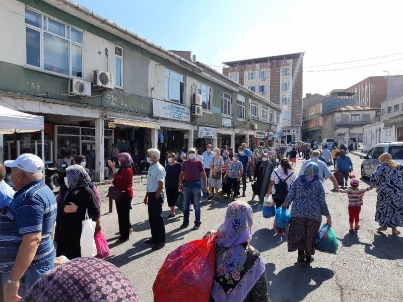 Sosyal mesafeyi hiçe sayıp pazar yerine akın ettiler
