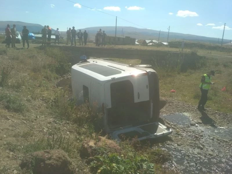 Veterinerleri taşıyan araç şarampole düştü: 4 yaralı
