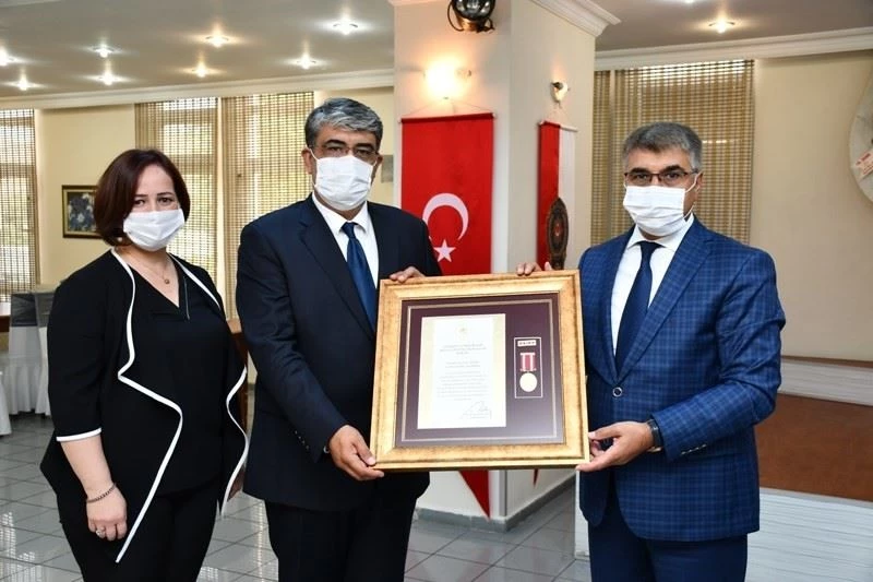 Terör saldırısında gazi olan Albay Demiral’a övünç madalyası takdim edildi
