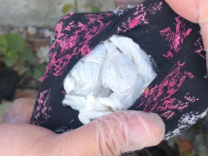 Molozlara gizlenmiş çoraptan uyuşturucu çıktı
