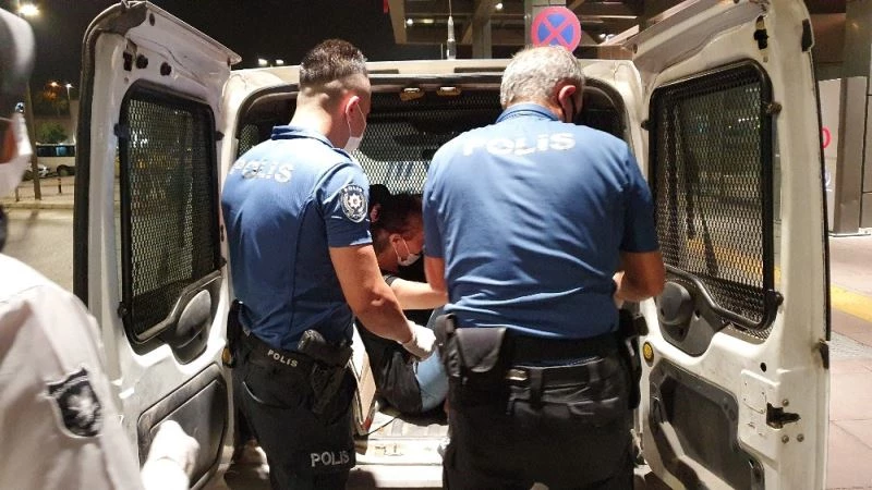 Babasını hastaneye getiren gence silah doğrultan kadın gözaltına alındı
