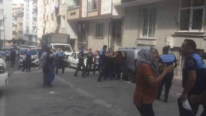 Seyyar satıcılar ile zabıta birbirine girdi
