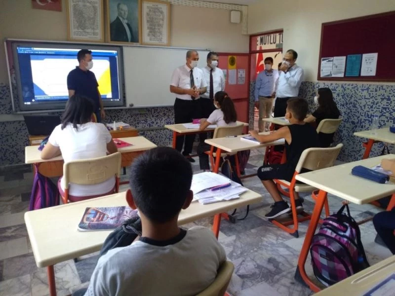 İl Milli Eğitim Müdürü Okumuş, canlı derslere eşlik etti
