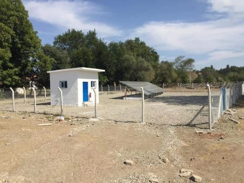 Köye güneş panelli içme suyu deposu
