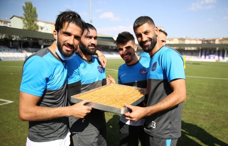 Ankara Keçiörengücü’nde, Başkan Sedat Tahiroğlu’ndan baklavalı moral
